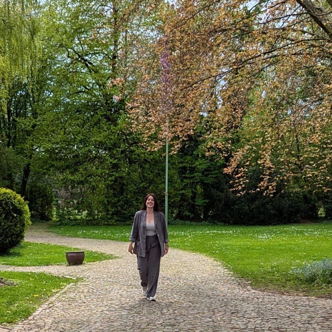 Ganzkörperportrait der Maklerin Tabea Erz.
