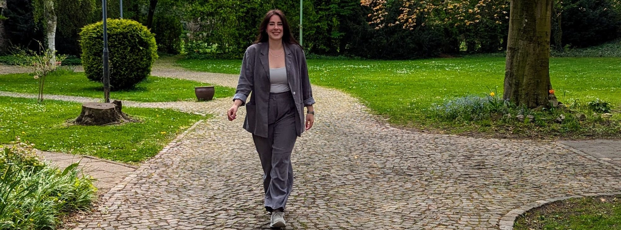 Ganzkörperportrait der Maklerin Tabea Erz.